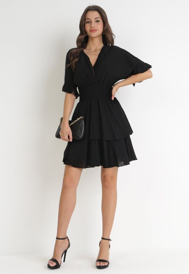 Born2be - Czarna Sukienka Mini z Gumką w Pasie i Falbankami Edeane. Typ kołnierza: kołnierz z falbankami. Kolor: czarny. Długość: mini