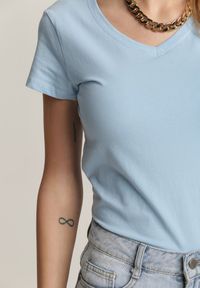Renee - Jasnoniebieski T-shirt Adranna. Kolor: niebieski. Materiał: bawełna, dzianina. Długość rękawa: krótki rękaw. Długość: krótkie