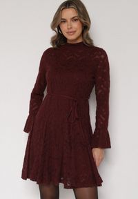 Born2be - Bordowa Koronkowa Sukienka z Wiązaniem Półgolfem i Falbankami Alnefera. Okazja: na co dzień. Typ kołnierza: kołnierz z falbankami. Kolor: czerwony. Materiał: koronka. Długość rękawa: na ramiączkach. Styl: klasyczny, casual #3