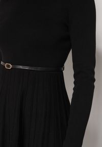 Born2be - Czarna Rozkloszowana Sukienka z Dzianiny z Wiskozą z Długim Rękawem i Paskiem Tusmina. Okazja: na co dzień. Kolor: czarny. Materiał: dzianina, wiskoza. Długość rękawa: długi rękaw. Styl: klasyczny, casual, elegancki #2