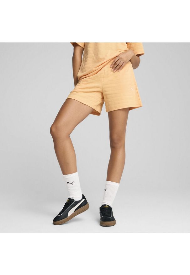 Puma - Damskie strukturalne szorty ESS ELEVATED 5" z wysokim stanem PUMA. Stan: podwyższony. Kolor: pomarańczowy, wielokolorowy, żółty. Sport: fitness