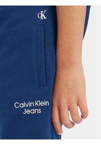 Calvin Klein Jeans Spodnie dresowe Stack Logo IB0IB01282 Granatowy Regular Fit. Kolor: niebieski. Materiał: bawełna #5