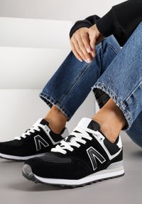 Renee - Czarno-Białe Sneakersy Ozdobione Geometrycznym Motywem Rilenessa. Okazja: na co dzień. Kolor: czarny. Materiał: jeans. Wzór: aplikacja, geometria
