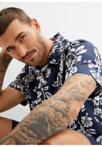 bonprix - Koszula z krótkim rękawem, z nadrukiem w hawajskim stylu. Kolor: niebieski. Długość rękawa: krótki rękaw. Długość: krótkie. Wzór: nadruk. Sezon: lato #3