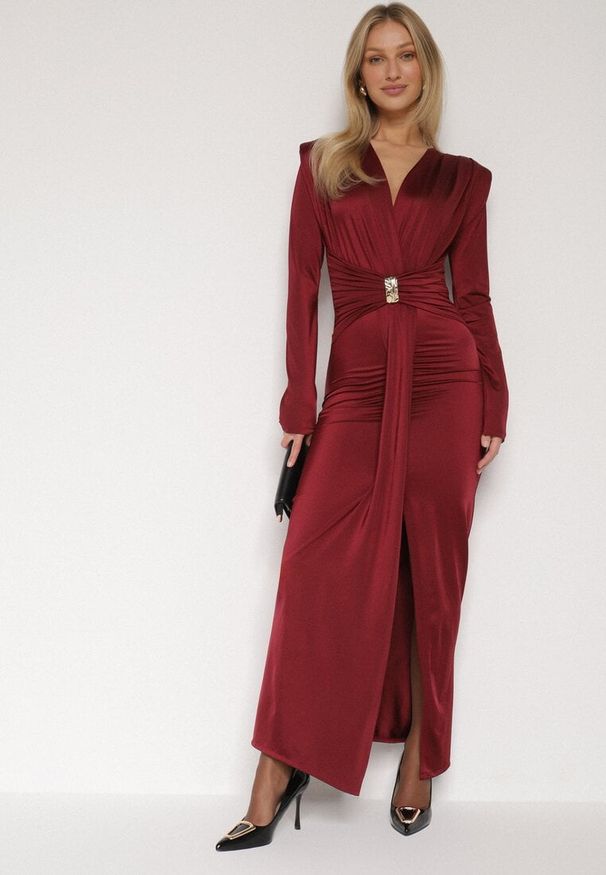 Born2be - Bordowa Elegancka Sukienka z Trenem i Rozcięciem Atissa. Okazja: na imprezę. Kolor: czerwony. Wzór: aplikacja. Styl: elegancki