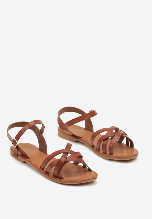 Born2be - Ciemnobrązowe Sandały na Płaskiej Podeszwie ze Splątanymi Paskami Catalia. Okazja: na co dzień, na randkę, na spacer. Zapięcie: pasek. Kolor: brązowy. Wzór: paski. Sezon: lato. Obcas: na płaskiej podeszwie. Styl: casual, elegancki