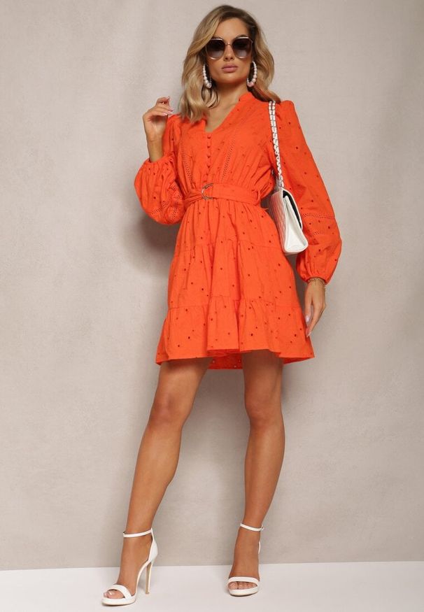 Renee - Pomarańczowa Bawełniana Sukienka z Haftem na Guziki z Gumką w Pasie oraz Paskiem Weritte. Okazja: na co dzień. Kolor: pomarańczowy. Materiał: bawełna. Wzór: haft. Sezon: lato. Styl: klasyczny, casual