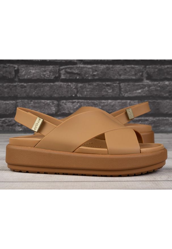 Sandały damskie do chodzenia Crocs. Kolor: brązowy