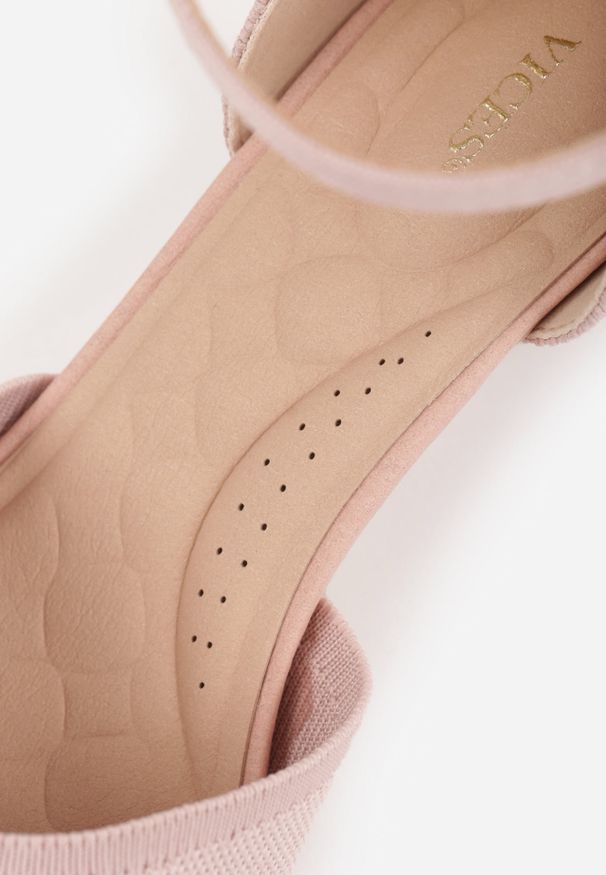 Renee - Różowe Czółenka z Tkaniny VICES na Niskim Obcasie z Paskiem Wokół Kostki i Wkładką Soft-Step Xylieth. Okazja: na co dzień. Zapięcie: pasek. Kolor: różowy. Materiał: tkanina. Obcas: na obcasie. Styl: casual, elegancki. Wysokość obcasa: niski