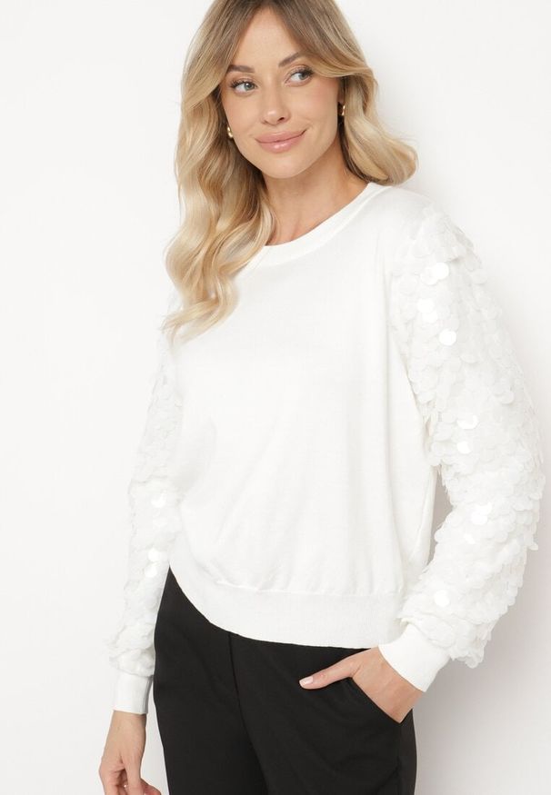 Born2be - Biały Sweter z Wiskozą o Klasycznym Kroju z Cekinowymi Rękawami Evandreth. Okazja: na co dzień. Kolor: biały. Materiał: wiskoza. Styl: klasyczny