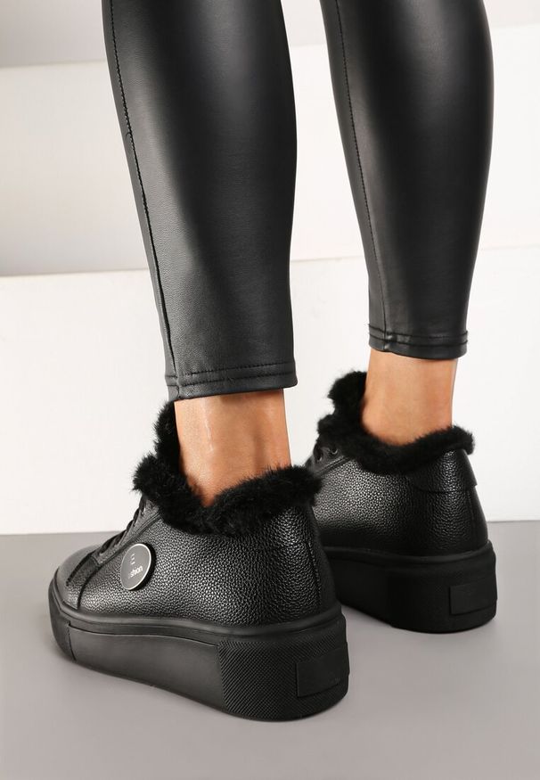 Renee - Czarne Płaskie Sznurowane Sneakersy na Platformie z Aplikacją i Futerkiem Ocella. Zapięcie: sznurówki. Kolor: czarny. Materiał: futro. Wzór: aplikacja. Obcas: na platformie