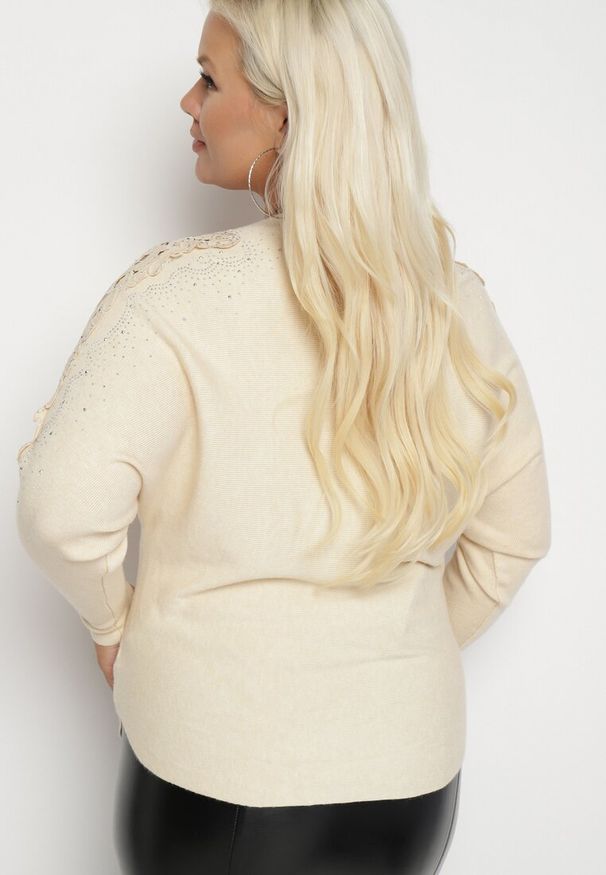 Born2be - Jasnobeżowa Bluzka o Kroju Nietoperza z Bawełną i Wiskozą Zdobiona Cyrkoniami i Haftem Erithias. Okazja: na co dzień. Kolor: beżowy. Materiał: wiskoza, bawełna. Wzór: aplikacja, haft. Styl: casual