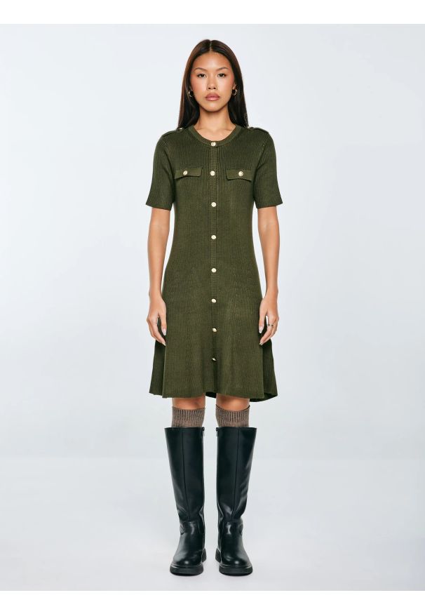 Big-Star - Sukienka damska mini z wiskozy z ozdobnymi guzikami khaki Dilara 303. Kolor: zielony. Materiał: wiskoza. Długość rękawa: krótki rękaw. Styl: elegancki. Długość: mini