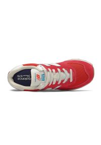 New Balance - Buty ML574HA2. Nosek buta: okrągły. Zapięcie: sznurówki. Kolor: czerwony. Materiał: materiał, syntetyk, skóra ekologiczna, guma, zamsz. Szerokość cholewki: normalna. Model: New Balance 574 #4