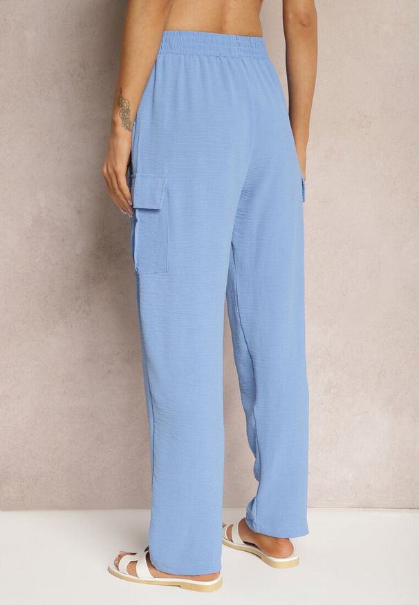 Renee - Niebieskie Spodnie High Waist o Kroju Bojówek z Kieszeniami Wykończone Gumką w Pasie Efiene. Okazja: na co dzień. Stan: podwyższony. Kolor: niebieski. Styl: casual