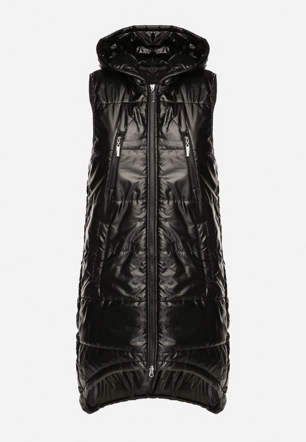 Born2be - Czarna Długa Kamizelka z Kapturem Ozdobiona Imitacją Kieszeni Mavaria. Typ kołnierza: kaptur. Kolor: czarny. Materiał: jeans. Długość: długie. Wzór: aplikacja. Sezon: wiosna, jesień. Styl: klasyczny, elegancki, sportowy