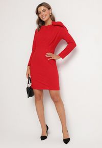 Born2be - Czerwona Dopasowana Sukienka Koktajlowa Ozdobiona Kokardą i Rozcięciem na Linnaea. Okazja: na co dzień. Typ kołnierza: kokarda. Kolor: czerwony. Wzór: aplikacja. Typ sukienki: dopasowane. Styl: wizytowy #5