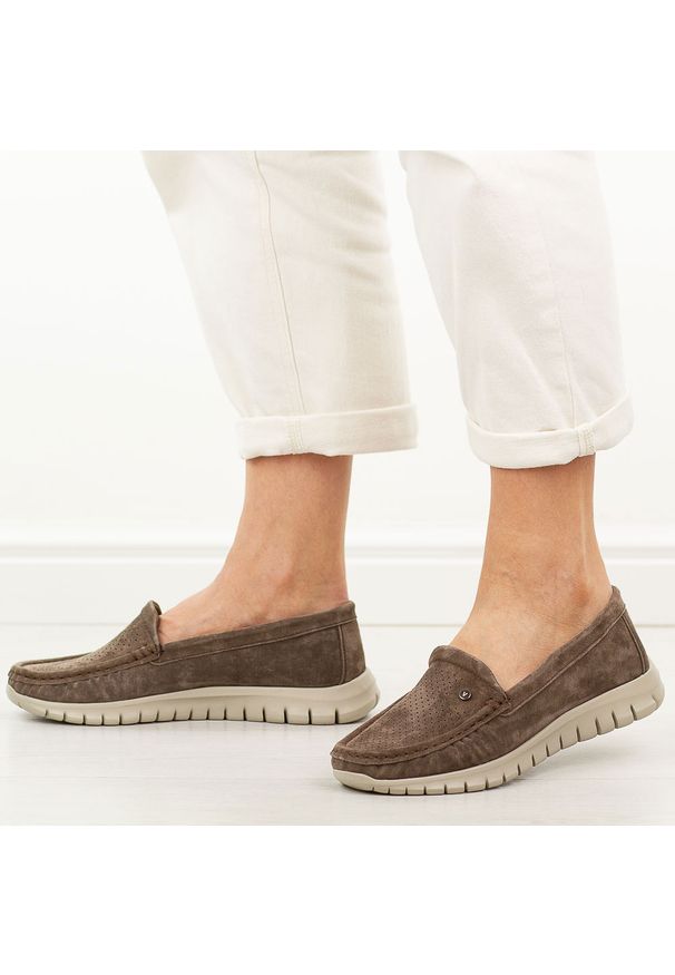 Brązowe ażurowe skórzane mokasyny damskie Vinceza 95413. Okazja: na co dzień, na spacer. Nosek buta: okrągły. Kolor: brązowy. Materiał: skóra, zamsz. Szerokość cholewki: normalna. Wzór: ażurowy. Sezon: wiosna, lato. Styl: casual, klasyczny, elegancki