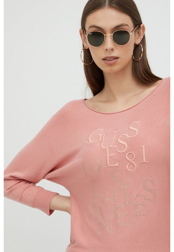 Guess sweter damski kolor różowy lekki. Okazja: na co dzień. Kolor: różowy. Materiał: materiał, wiskoza. Długość rękawa: raglanowy rękaw. Wzór: aplikacja. Styl: casual