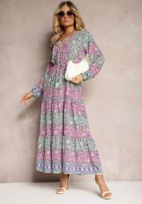 Renee - Różowa Sukienka z Dekoltem w V o Rozkloszowanym Fasonie w Print Paisley Akka. Okazja: na co dzień. Kolor: różowy. Materiał: skóra, zamsz. Wzór: paisley, nadruk. Styl: casual, elegancki