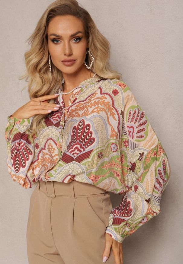 Renee - Beżowo-Zielona Koszula z Wiskozą Zapinana Guzikami w Modny Wzór z Ornamentami Mingula. Kolor: beżowy. Materiał: wiskoza. Styl: klasyczny