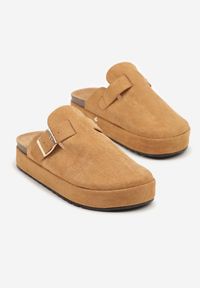 Born2be - Brązowe Klapki na Grubej Podeszwie w Stylu Chodaków z Klamrą Lilarose. Okazja: na co dzień. Kolor: brązowy. Styl: casual