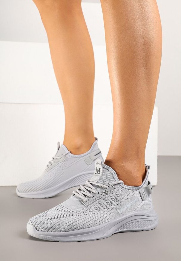 Renee - Szare Buty Sportowe Sneakersy Ozdobione Tłoczeniem i Napisami Odalene. Okazja: na co dzień. Kolor: szary. Materiał: jeans. Wzór: napisy, aplikacja
