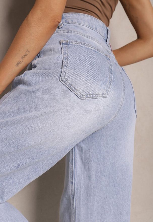 Renee - Jasnoniebieskie Jeansy Boyfriend High Waist Zdobione Przetarciami Neniffia. Okazja: na co dzień. Stan: podwyższony. Kolor: niebieski. Wzór: aplikacja. Styl: elegancki, casual