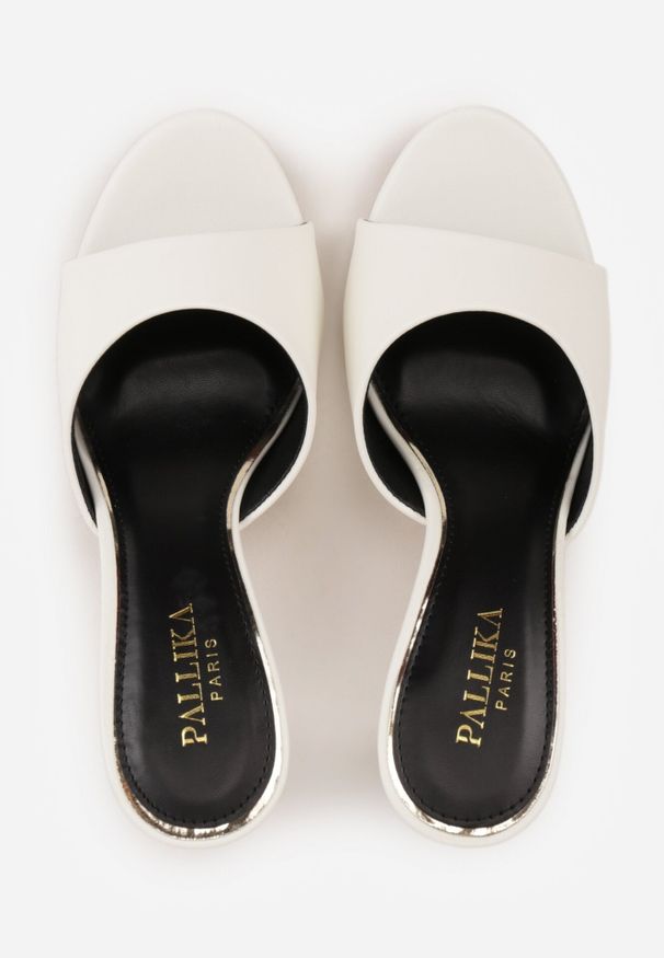 Born2be - Białe Klapki na Szpilce w Klasycznym Stylu Vilinesha. Okazja: na co dzień. Kolor: biały. Materiał: jeans. Obcas: na szpilce. Styl: klasyczny