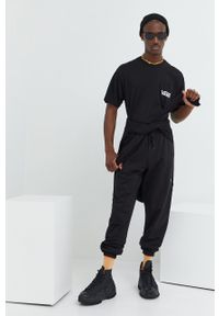 Vans spodnie dresowe bawełniane męskie kolor czarny z aplikacją. Kolor: czarny. Materiał: bawełna, dresówka. Wzór: aplikacja #2