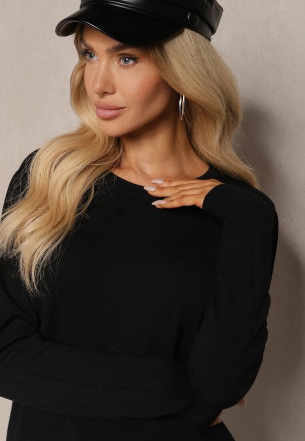 Renee - Czarny Sweter z Kaszmirem i Wełną o Prostym Pudełkowym Kroju Daisellea. Okazja: na spotkanie biznesowe, do pracy, na co dzień. Kolor: czarny. Materiał: wełna, kaszmir. Długość: długie. Styl: biznesowy, elegancki, casual
