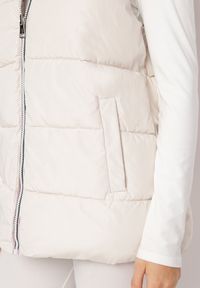 Born2be - Jasnobeżowa Dwustronna Kamizelka z Pikowaniem i Kapturem Welini. Kolor: beżowy #6