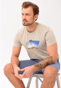 Volcano - T-shirt z printem T-NAVI. Okazja: na co dzień. Kolor: beżowy. Materiał: włókno, skóra, bawełna, materiał. Długość rękawa: krótki rękaw. Długość: krótkie. Wzór: nadruk. Sezon: lato. Styl: klasyczny, casual #1