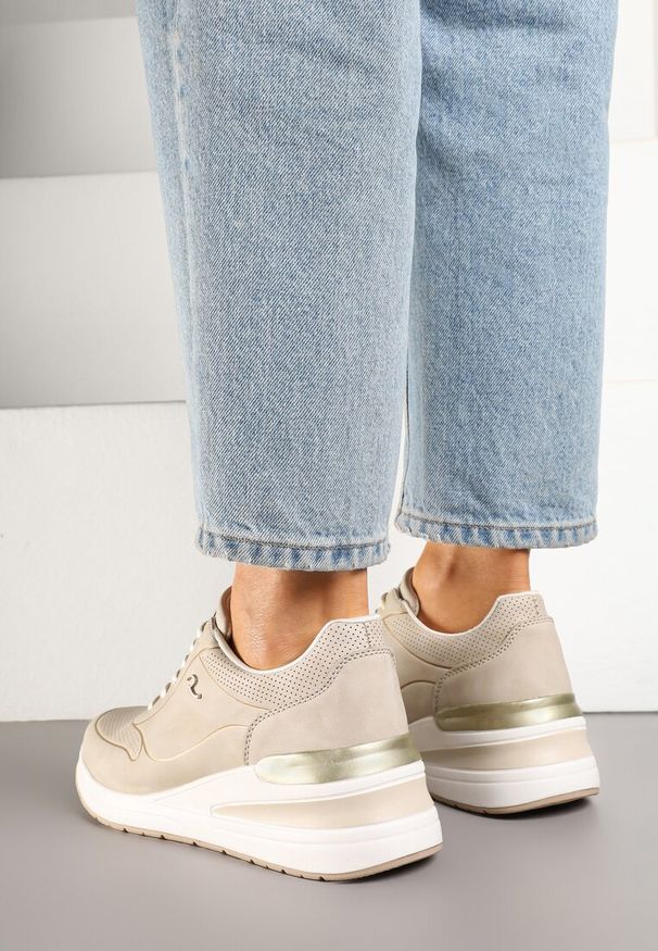 Born2be - Beżowe Sneakersy na Koturnie z Ozdobnymi Tłoczeniami Maroriella. Okazja: na co dzień. Kolor: beżowy. Materiał: jeans. Szerokość cholewki: normalna. Wzór: aplikacja. Obcas: na koturnie
