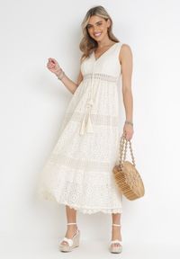Born2be - Beżowa Koronkowa Sukienka Maxi z Głębokim Dekoltem i Ozdobnym Wiązaniem Nohia. Kolor: beżowy. Materiał: koronka. Długość rękawa: bez rękawów. Wzór: ażurowy. Sezon: wiosna, lato. Długość: maxi #2