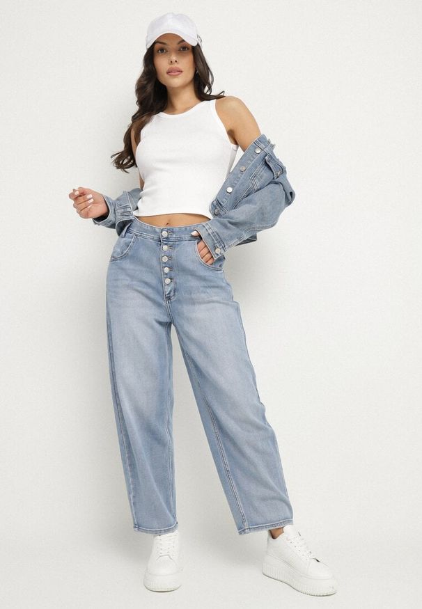 Born2be - Niebieskie Jeansy o Kroju Mom Fit z Wysokim Stanem i Guzikami Viloiti. Okazja: na co dzień. Stan: podwyższony. Kolor: niebieski. Styl: klasyczny, elegancki, casual