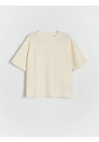 Reserved - T-shirt z naszywką - złamana biel. Materiał: dzianina, bawełna. Wzór: aplikacja