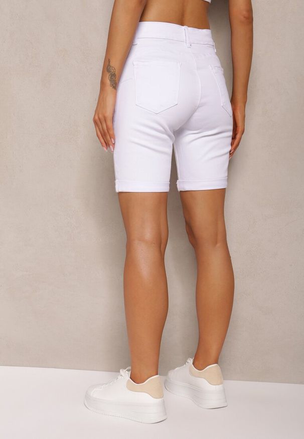 Renee - Białe Jeansowe Szorty Push-Up z Przetarciami High Waist Namsalin. Stan: podwyższony. Kolor: biały. Materiał: jeans. Styl: elegancki