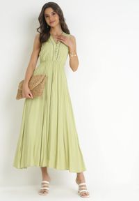 Born2be - Zielona Wiskozowa Sukienka Maxi z Gumką w Pasie i Ozdobnym Dekoltem Nashira. Kolor: zielony. Materiał: wiskoza. Sezon: wiosna, lato. Długość: maxi #3