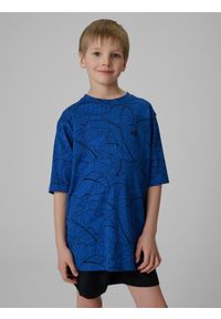 4f - 4F T-shirt loose z nadrukiem chłopięcy - niebieski 122 (6-7 lat). Okazja: na co dzień, na uczelnię. Kolor: niebieski. Materiał: dzianina, materiał, dresówka, bawełna, skóra. Wzór: nadruk. Sezon: lato. Styl: casual #1