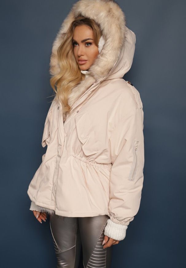 Renee - Beżowa Kurtka Parka Oversize z Futerkiem Horelle. Kolor: beżowy. Materiał: futro. Długość rękawa: długi rękaw. Długość: długie. Wzór: aplikacja, gładki, jednolity. Sezon: zima, jesień. Styl: klasyczny