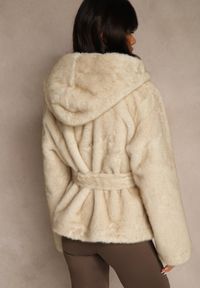 Renee - Beżowa Futerkowa Kurtka z Kapturem i Wiązanym Paskiem Zetele. Typ kołnierza: kaptur. Kolor: beżowy. Materiał: jeans, koronka #3