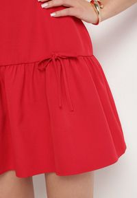 Born2be - Czerwona Rozkloszowana Sukienka Vices Bez Rękawów z Obniżonym Stanem i Kokardkami Folinesa. Okazja: na co dzień. Typ kołnierza: kokarda. Kolor: czerwony. Długość rękawa: bez rękawów. Styl: klasyczny, casual, elegancki #6