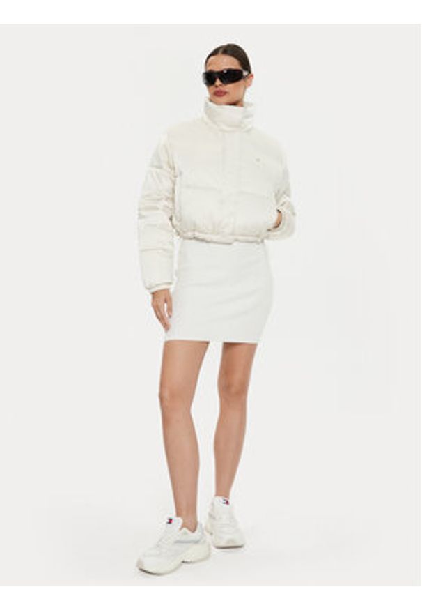 Tommy Jeans Kurtka zimowa Satin DW0DW18292 Beżowy Regular Fit. Kolor: beżowy. Materiał: syntetyk. Sezon: zima