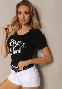 Renee - Czarny T-shirt z Bawełny z Krótkim Rękawem i Ozdobnym Nadrukiem z Cyrkoniami Quessara. Okazja: na co dzień. Kolor: czarny. Materiał: bawełna. Długość rękawa: krótki rękaw. Długość: krótkie. Wzór: nadruk. Styl: casual, klasyczny #3