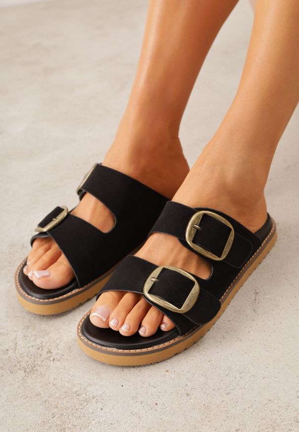 Born2be - Czarne Klapki VICES z Dwoma Paskami i Metalicznymi Klamrami Kaliniassi. Nosek buta: otwarty. Kolor: czarny. Materiał: skóra, zamsz. Wzór: aplikacja. Sezon: lato. Obcas: na obcasie. Wysokość obcasa: niski