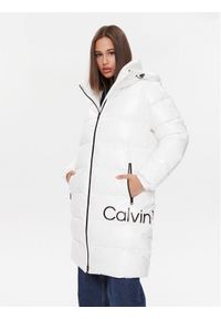 Calvin Klein Jeans Kurtka puchowa J20J221902 Biały Regular Fit. Kolor: biały. Materiał: puch, syntetyk