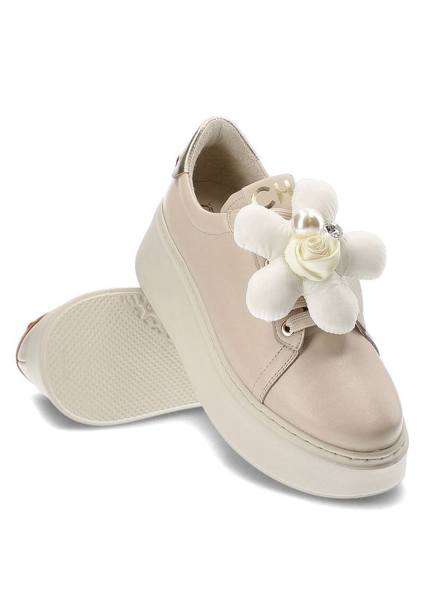 CheBello - Beżowe Sneakersy Chebello Modne Obuwie Z Ozdobnym Kwiatem. Okazja: na co dzień. Kolor: beżowy. Materiał: jeans, skóra. Wzór: kwiaty