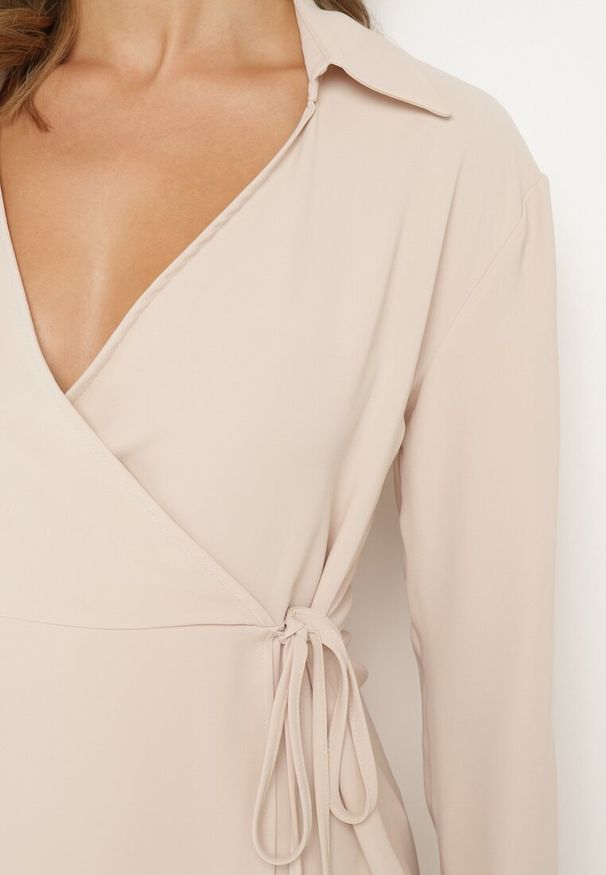 Born2be - Jasnobeżowa Sukienka Kopertowa z Cienkim Sznureczkiem w Talii Perlea. Okazja: na co dzień. Kolor: beżowy. Materiał: skóra. Typ sukienki: kopertowe. Styl: klasyczny, casual