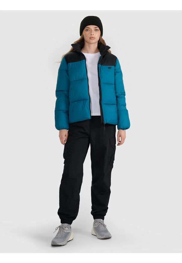 4f - 4F Kurtka puchowa z wypełnieniem syntetycznym damska - turkusowa XS. Okazja: na co dzień. Typ kołnierza: bez kaptura. Kolor: turkusowy. Materiał: syntetyk, puch. Długość: długie. Sezon: zima. Styl: casual, klasyczny, sportowy